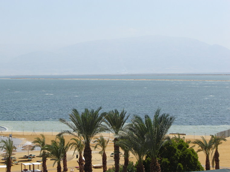вид на Мертвое море, пляж отеля Leonardo Club Dead Sea и горы Иордании