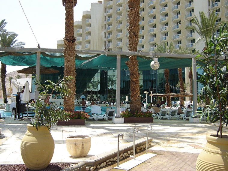 вид на отель и бассейн со стороны пляжа