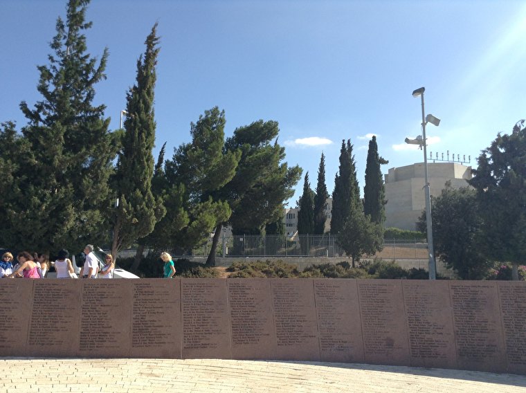 Плиты, на которых высечены имена евреев со всего света, которые пожертвовали деньги на строительство израильского университета (причем на плитах имена только тех, кто дал более 1 млн долларов!!!)