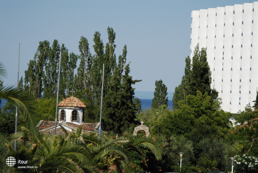 PALLINI BEACH HOTEL - справа здание отеля, слева - небольшая церковь 