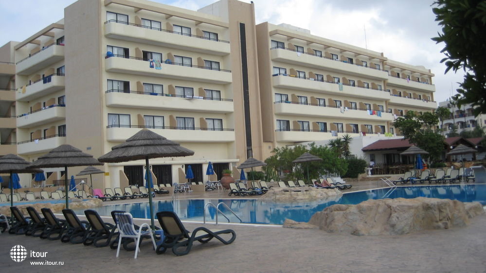 Вид на отель со строны бассейна