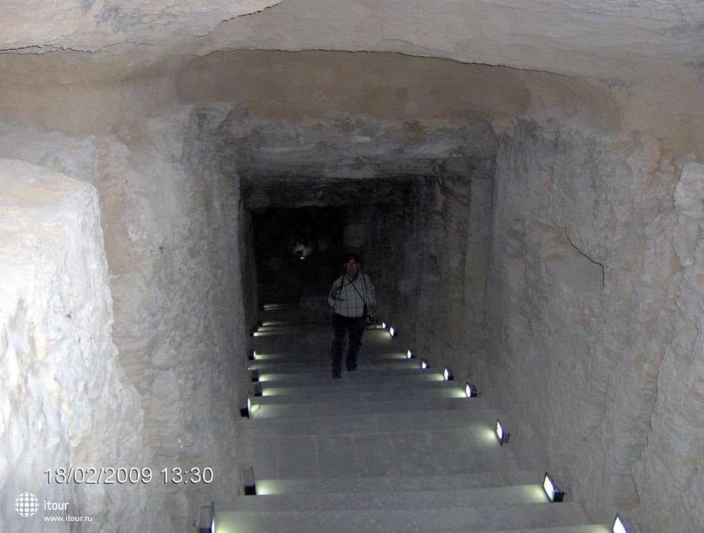 Спуск в катакомбы у колонны Помпея