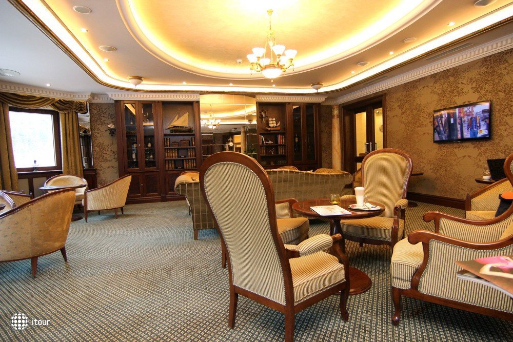 Retro Riverside Luxury Wellness Resort Hotel 14