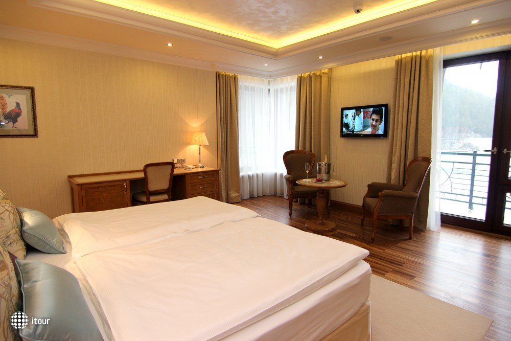 Retro Riverside Luxury Wellness Resort Hotel 21