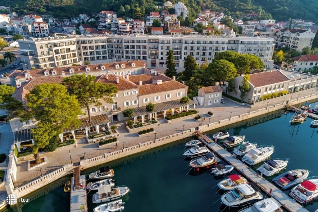 Lazure Hotel & Marina 1