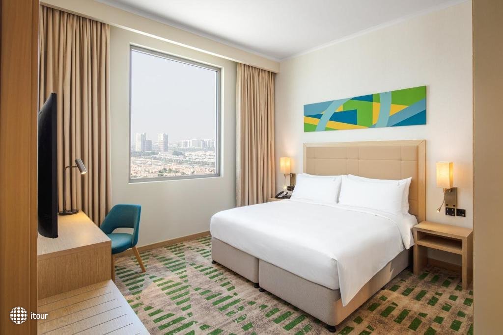 Holiday Inn & Suites Dubai Science Park 8