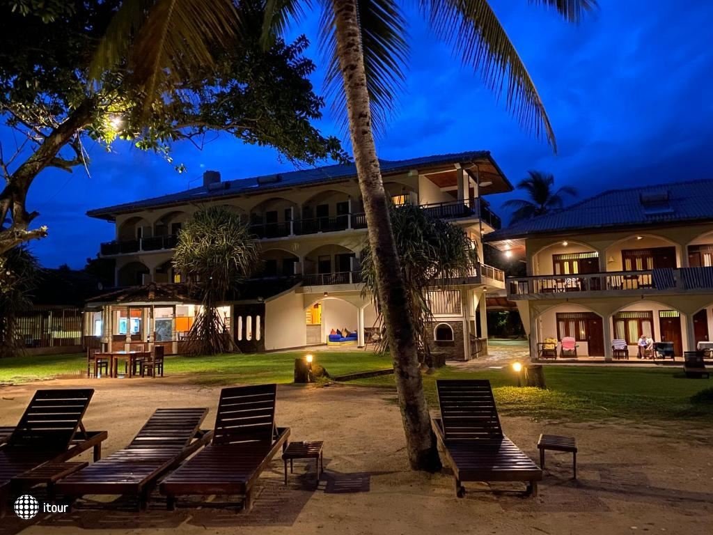 Sri Gemunu Beach Resort 11