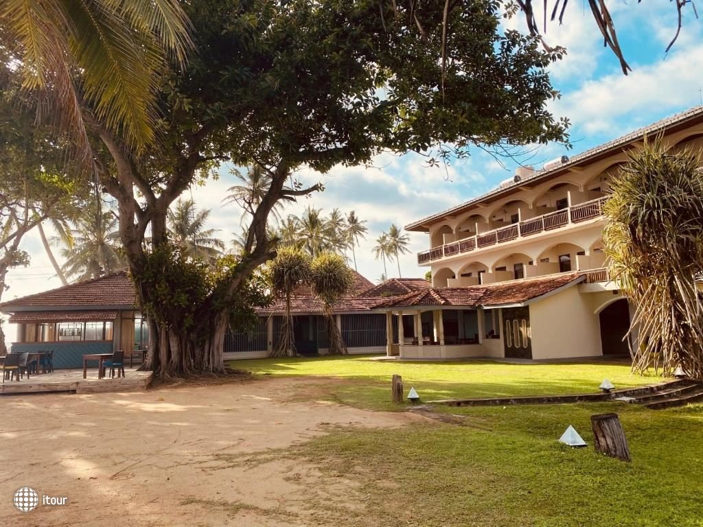Sri Gemunu Beach Resort 1