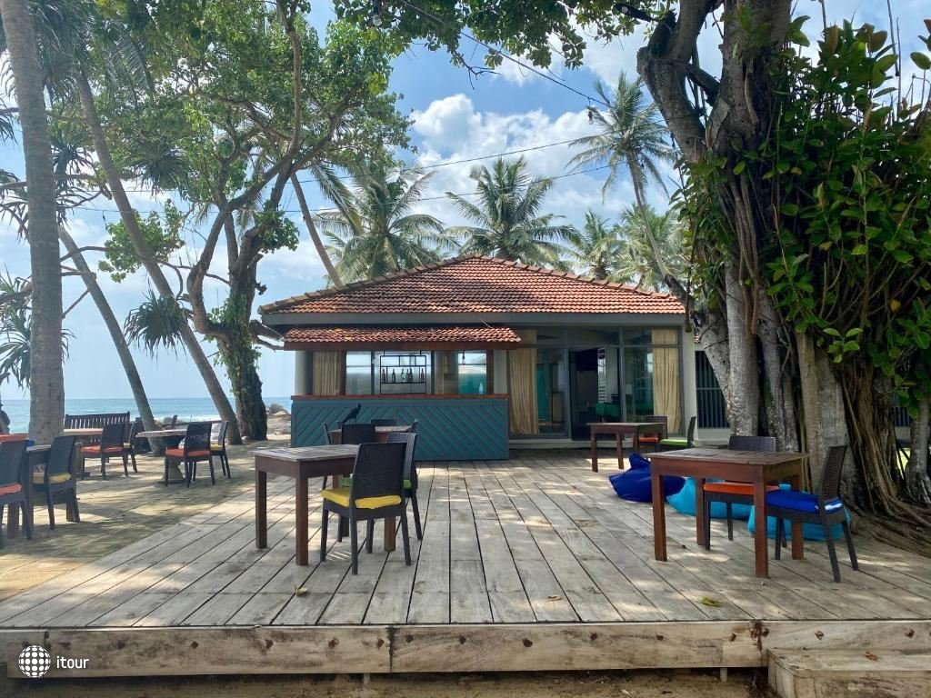 Sri Gemunu Beach Resort 10