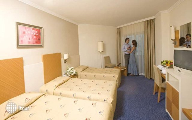 Crystal Admiral Resort Suites & Spa 11