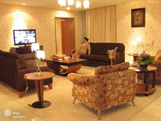 The Ritzy Hotel Manado 3