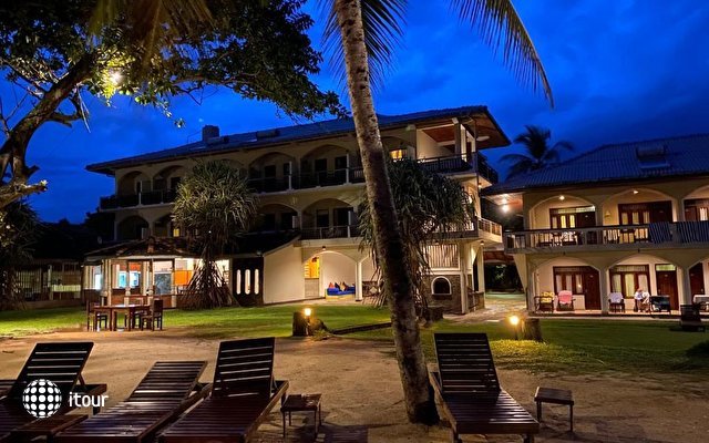 Sri Gemunu Beach Resort 11