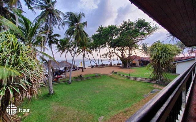 Sri Gemunu Beach Resort 6