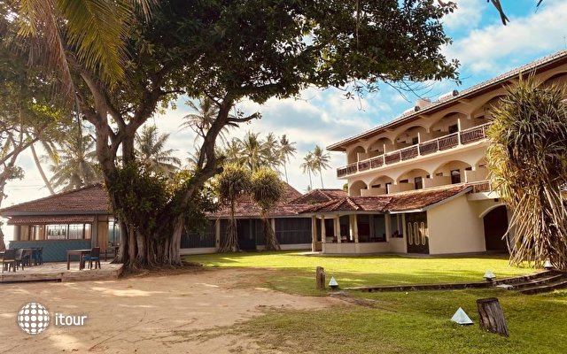 Sri Gemunu Beach Resort 1