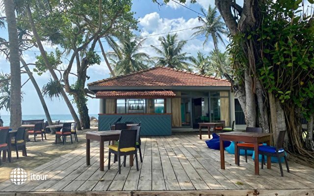 Sri Gemunu Beach Resort 10