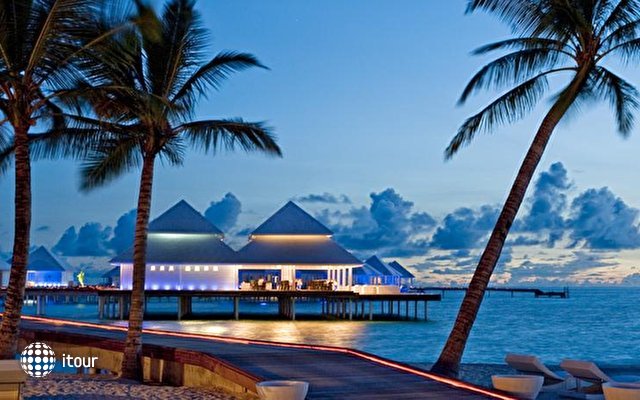 Diamonds Thundufushi Island Resort 11