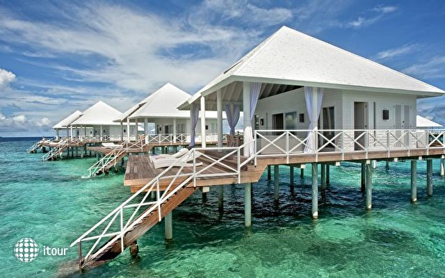 Diamonds Thundufushi Island Resort 8
