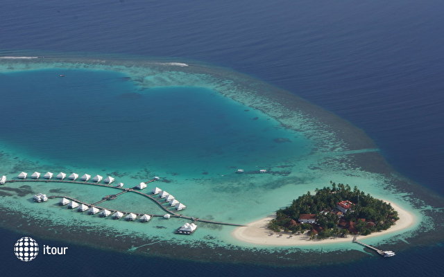Diamonds Thundufushi Island Resort 2