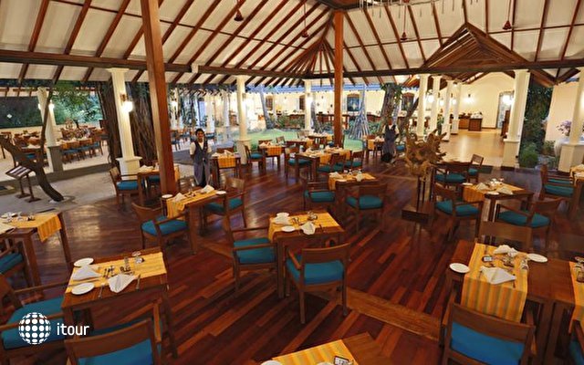 Adaaran Select Meedhupparu Island Resort 7