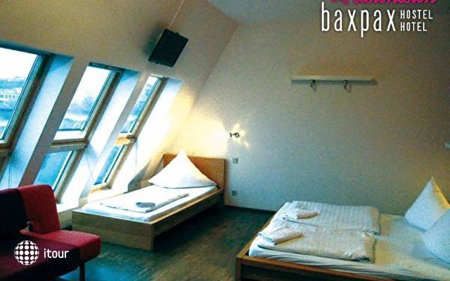 Baxpax Downtown Hostel 8