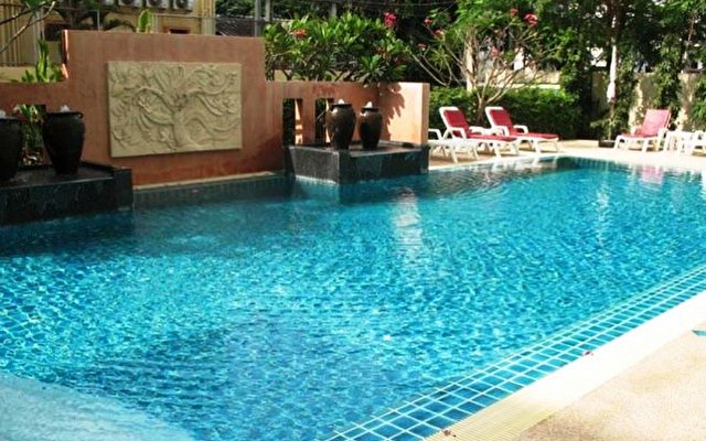 Crown Pattaya Beach Hotel 8