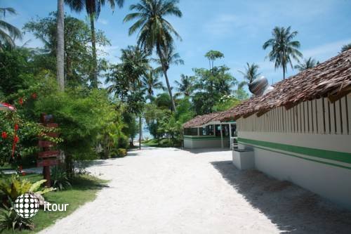 Lime N Soda Beachfront Resort 33