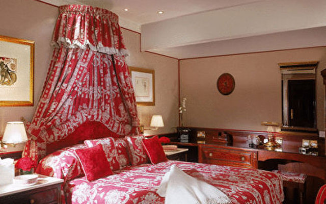 Chesterfield Mayfair A Red Carnation 28