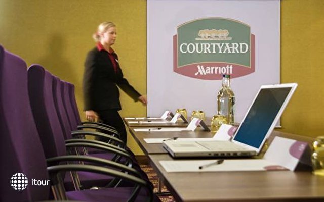 Courtyard By Marriott London Gatwick Airport 4