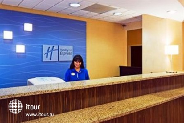 Holiday Inn Hotel & Suites 4