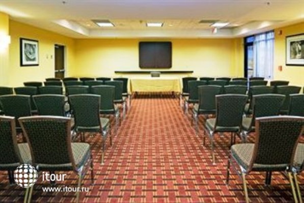 Holiday Inn Hotel & Suites 7
