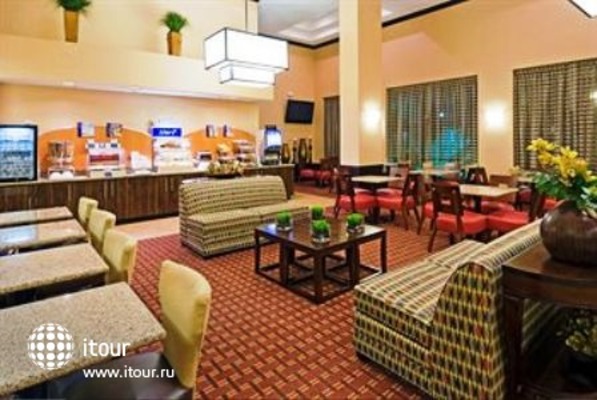 Holiday Inn Hotel & Suites 3