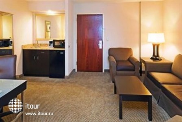 Holiday Inn Hotel & Suites 10