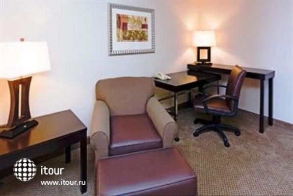Holiday Inn Hotel & Suites 11