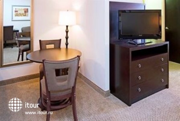 Holiday Inn Hotel & Suites 16