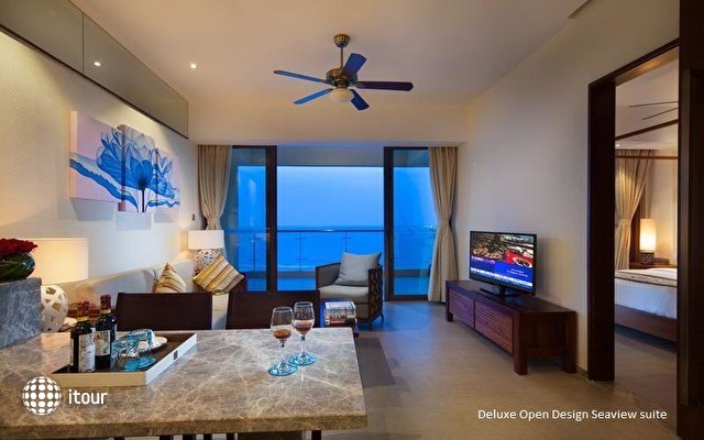 Aloha Oceanfront Suite Resort 16