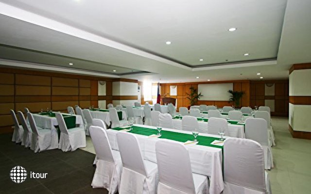 Crown Regency Hotel & Towers Cebu  4