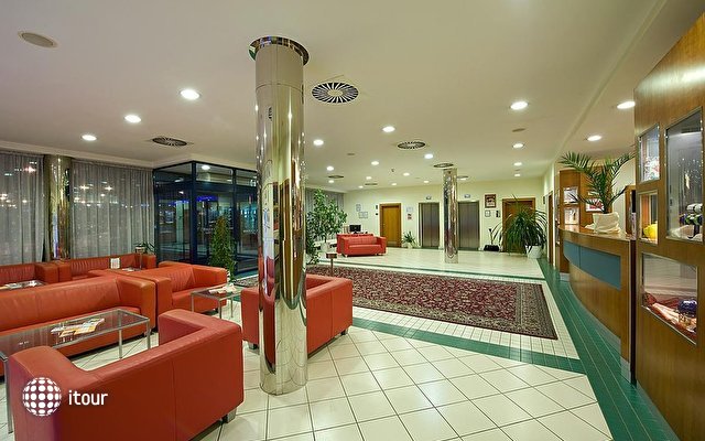 Ramada Airport Hotel Prague 13
