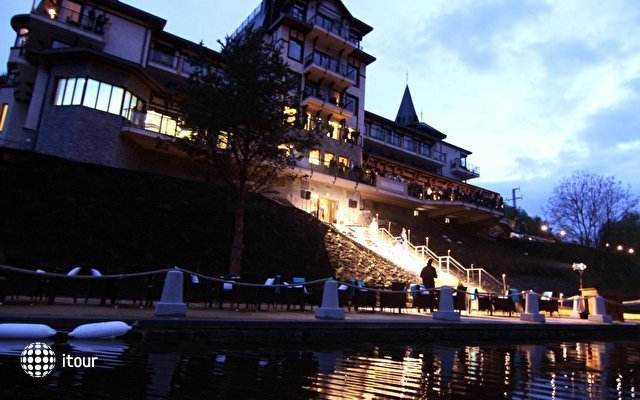 Retro Riverside Luxury Wellness Resort Hotel 10