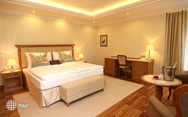 Retro Riverside Luxury Wellness Resort Hotel 12