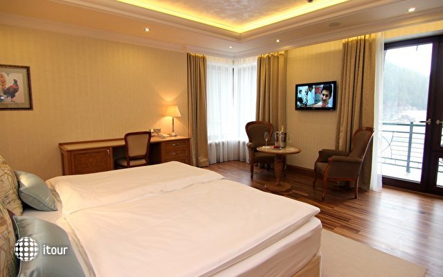 Retro Riverside Luxury Wellness Resort Hotel 21