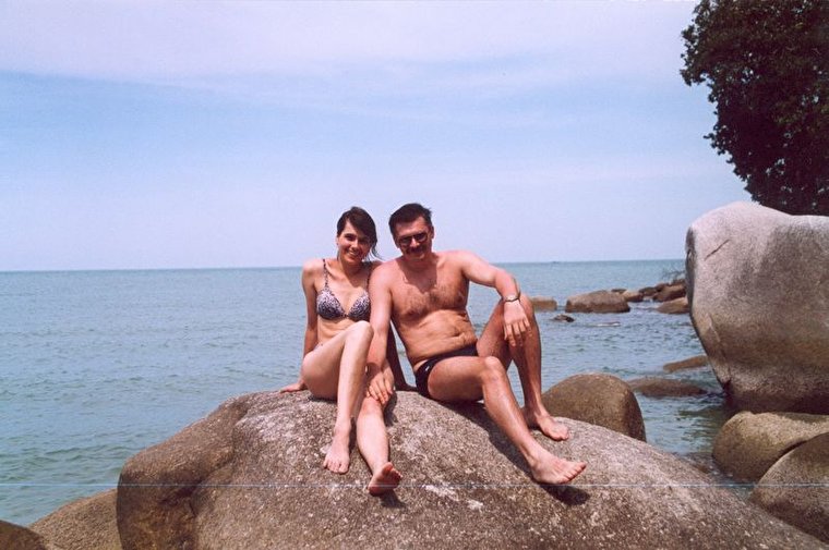 Любительские видео русские семейные пары. Семейные пары на пляже. Семейный дикий пляж.
